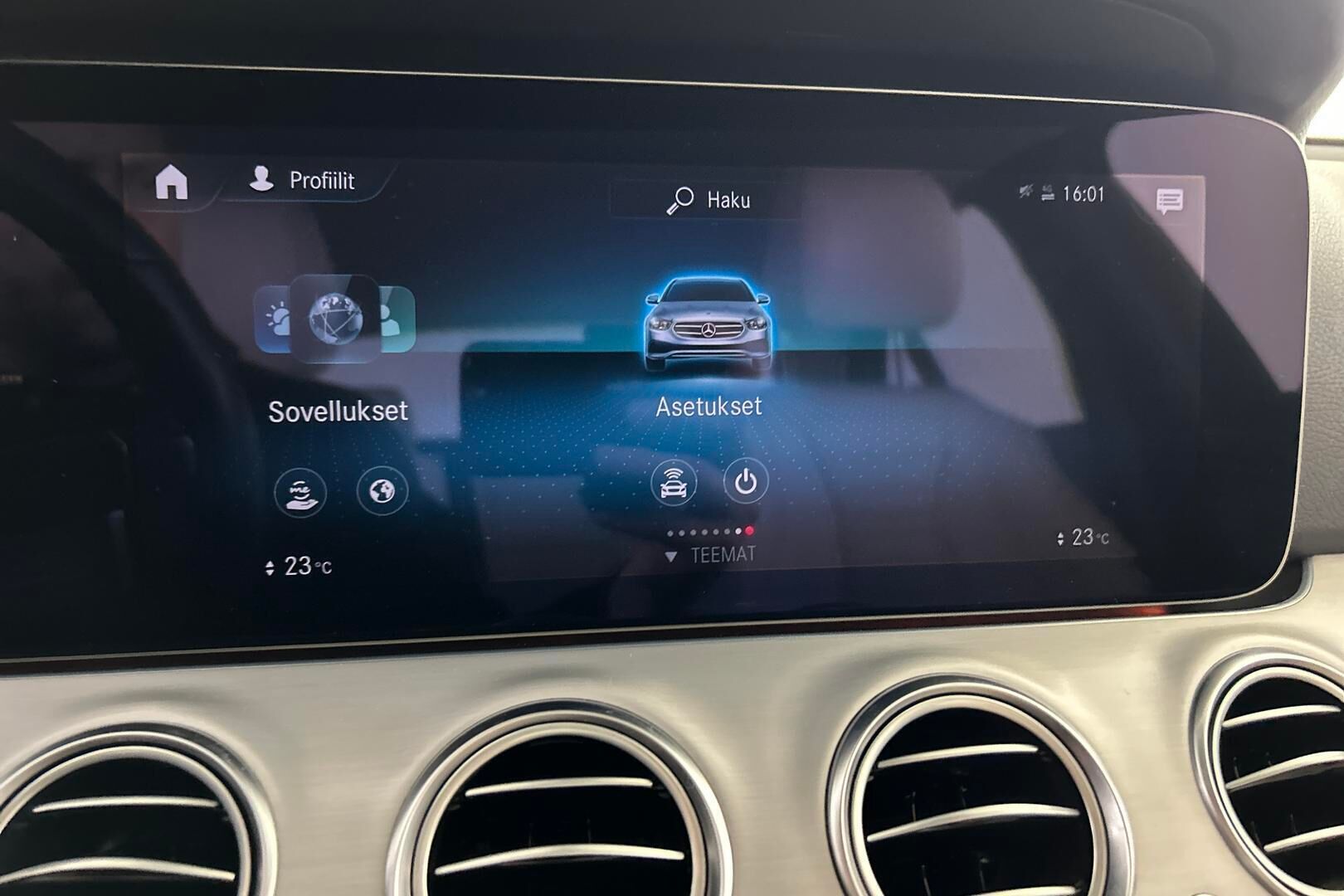 Mercedes-Benz E iso kuva 26