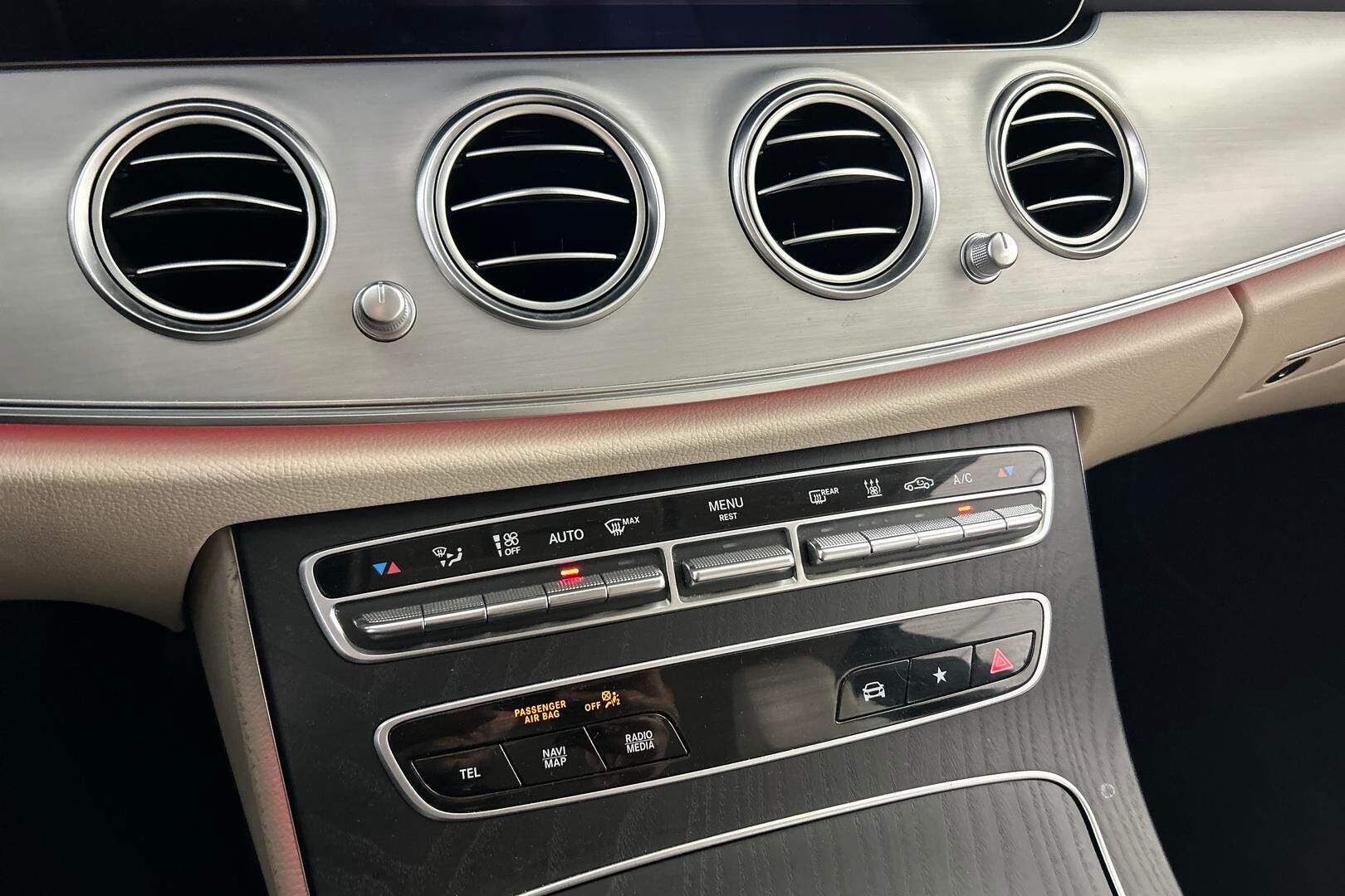 Mercedes-Benz E iso kuva 19