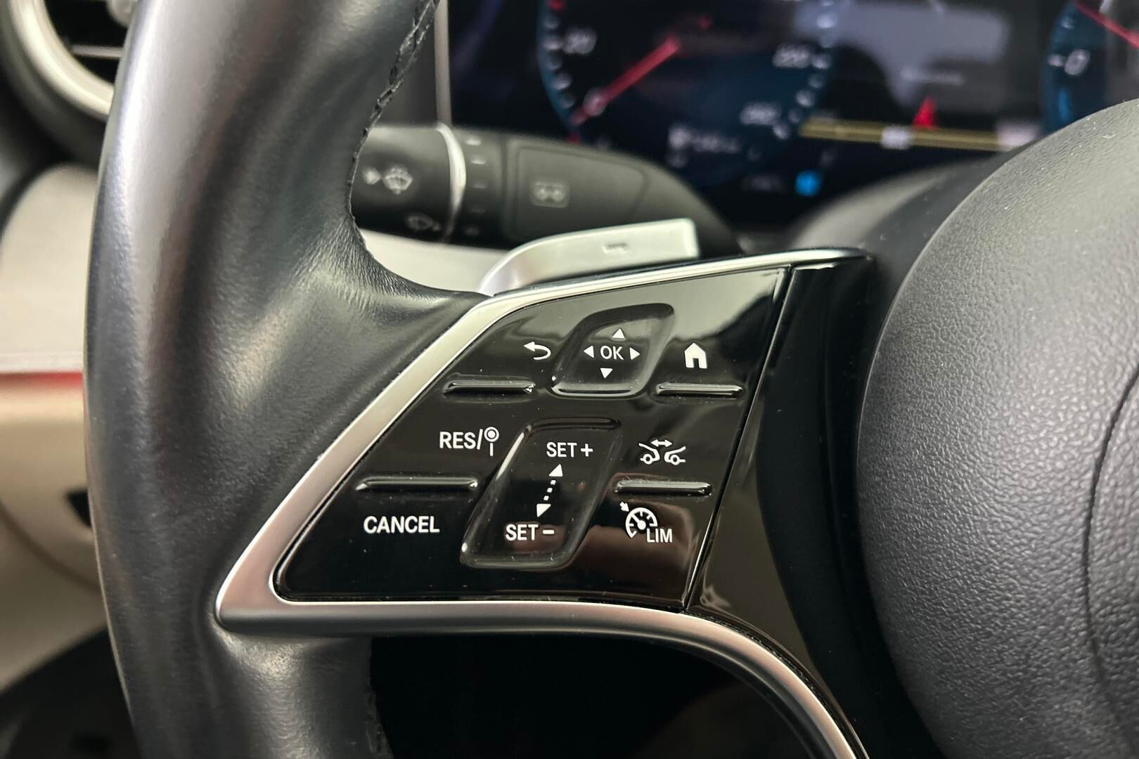 Mercedes-Benz E iso kuva 23