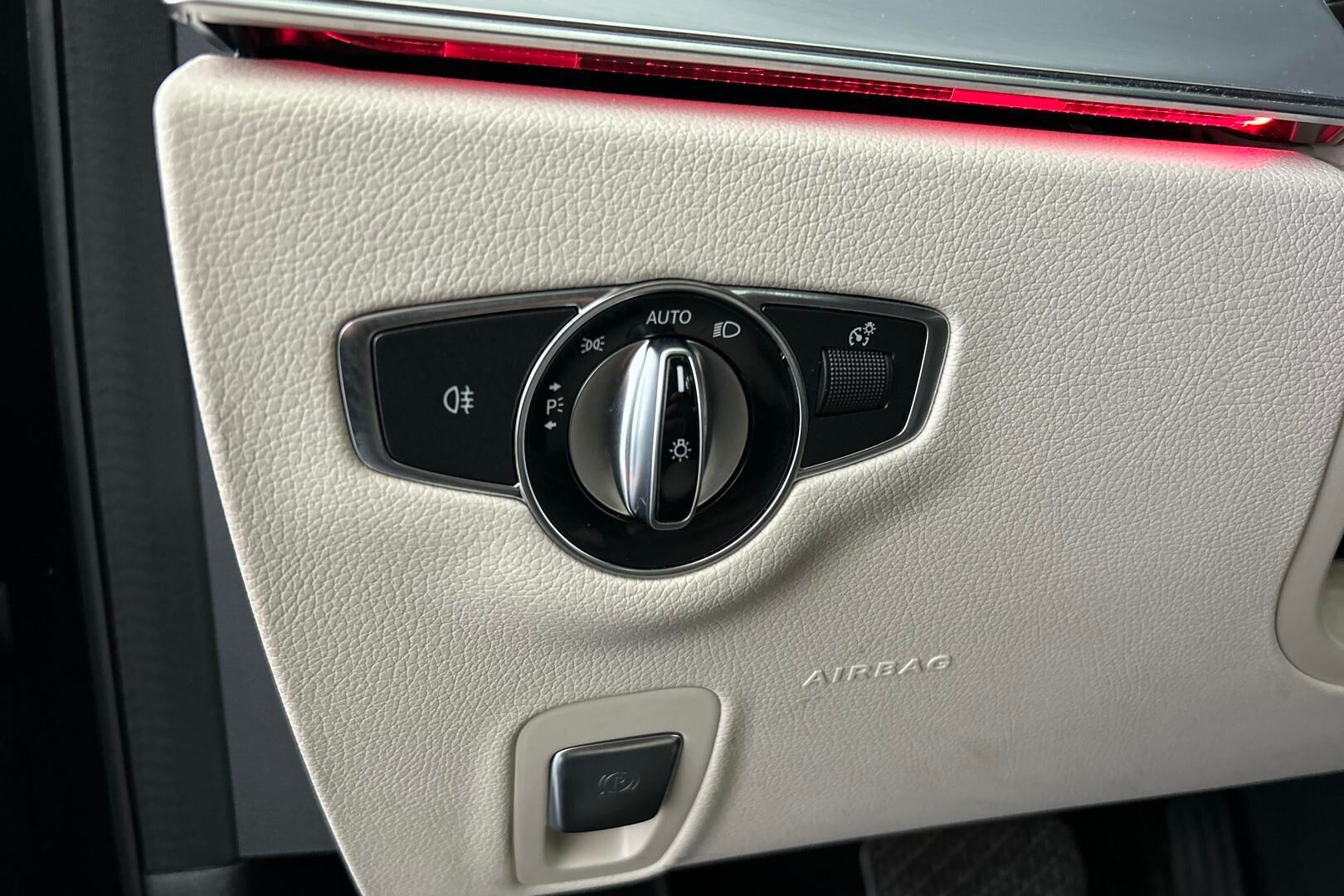 Mercedes-Benz E iso kuva 32