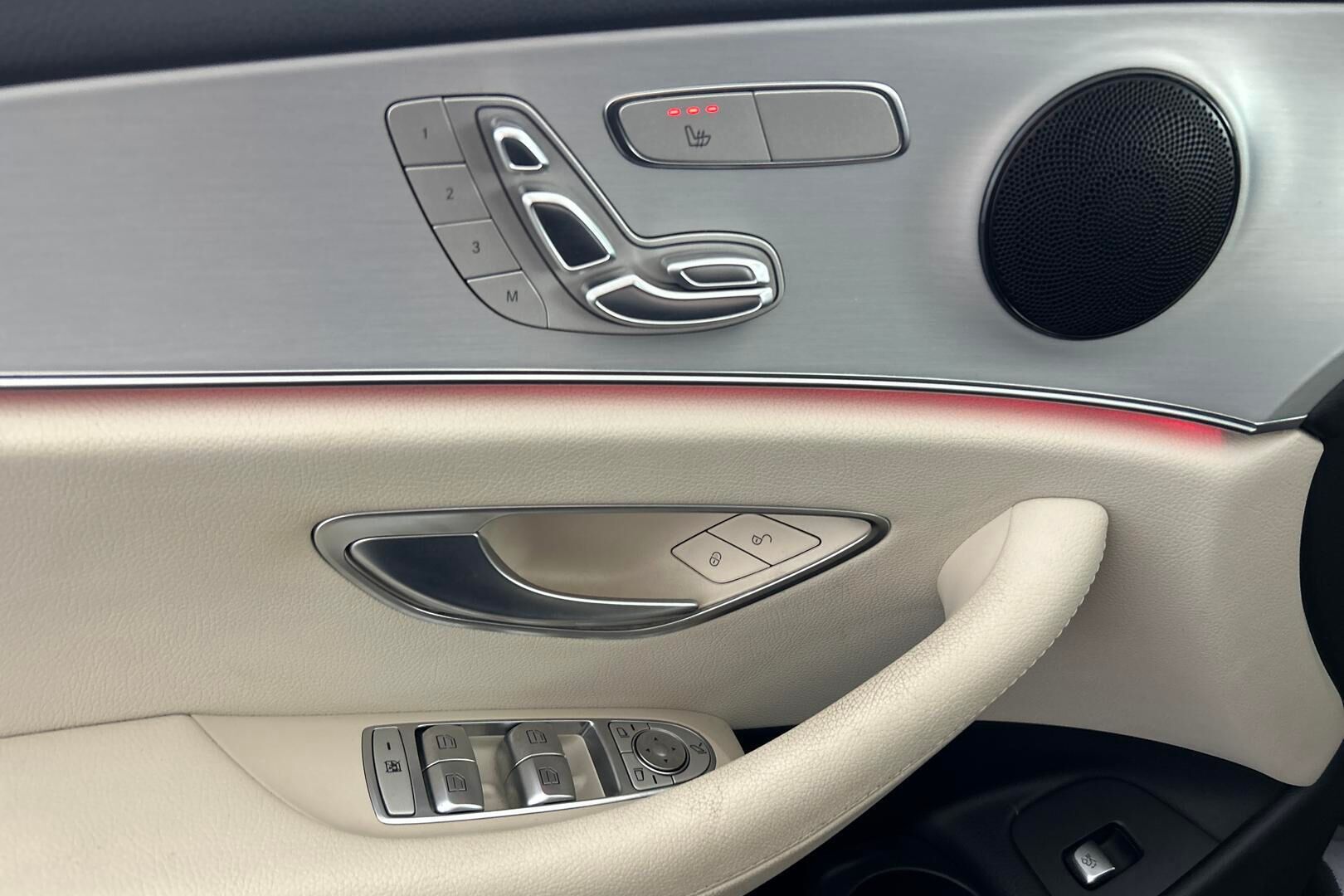 Mercedes-Benz E iso kuva 17