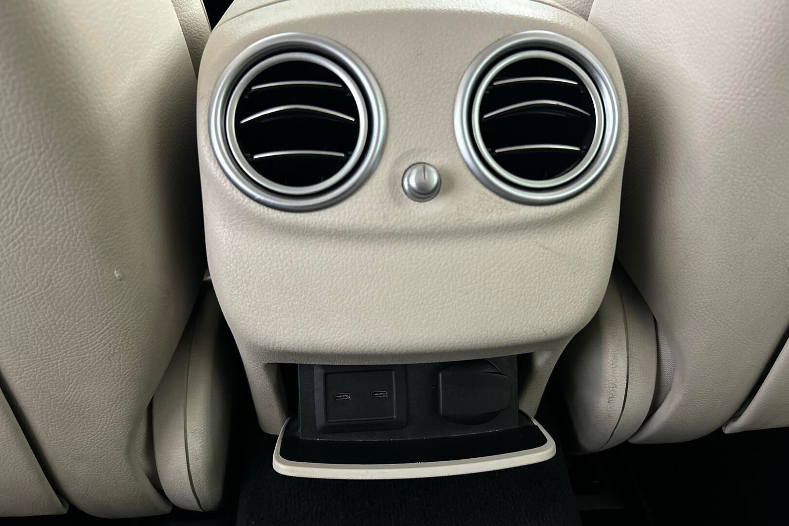 Mercedes-Benz E iso kuva 18