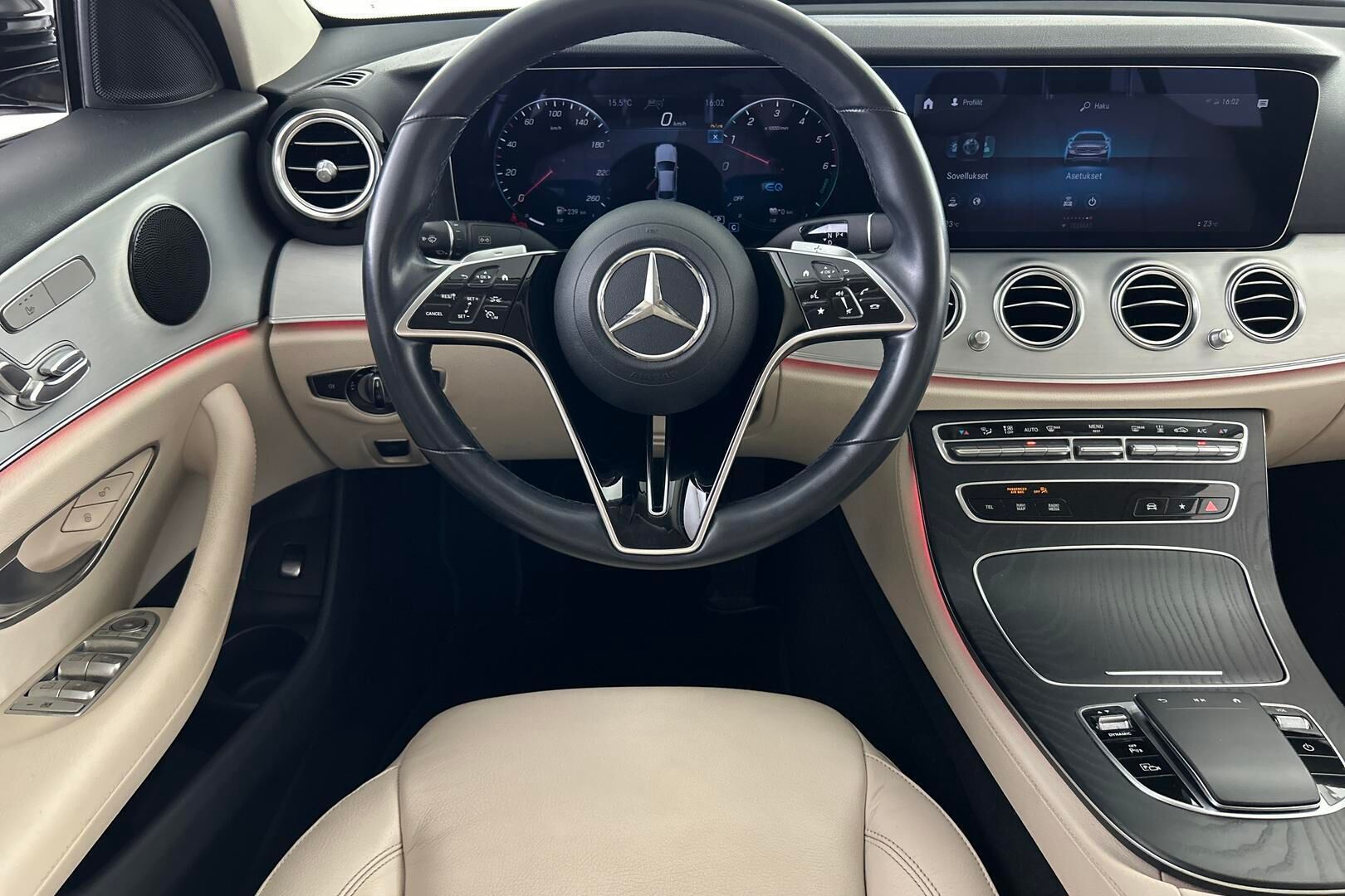 Mercedes-Benz E iso kuva 27