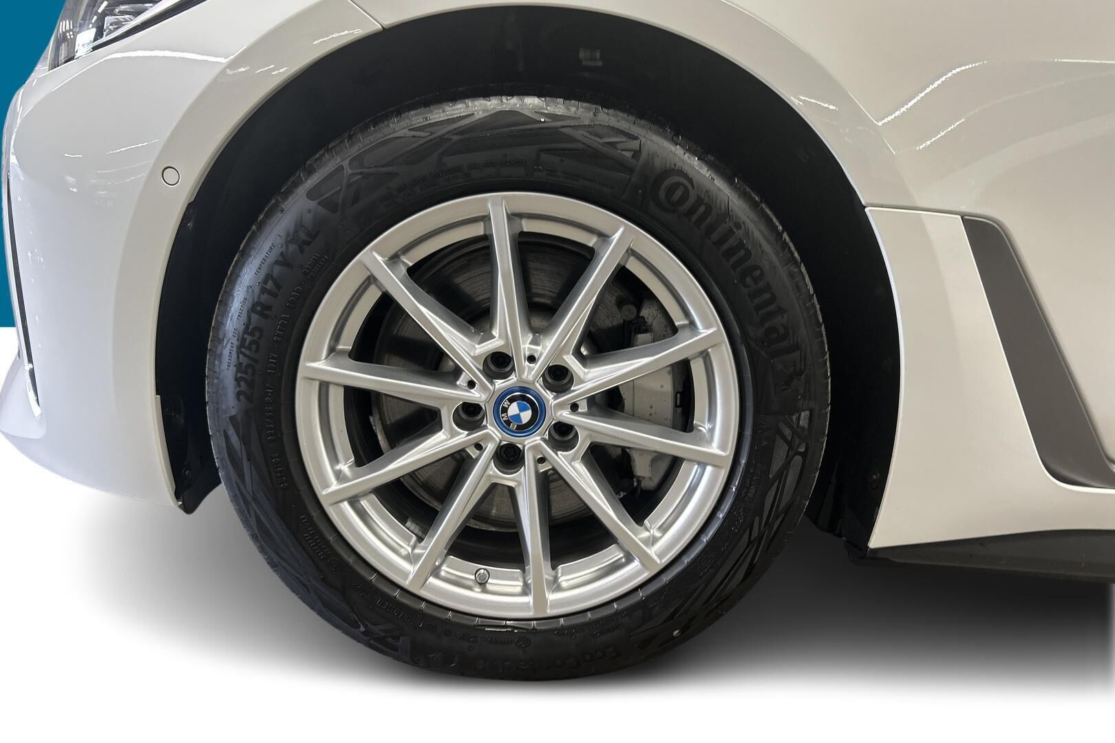 BMW i4 iso kuva 13