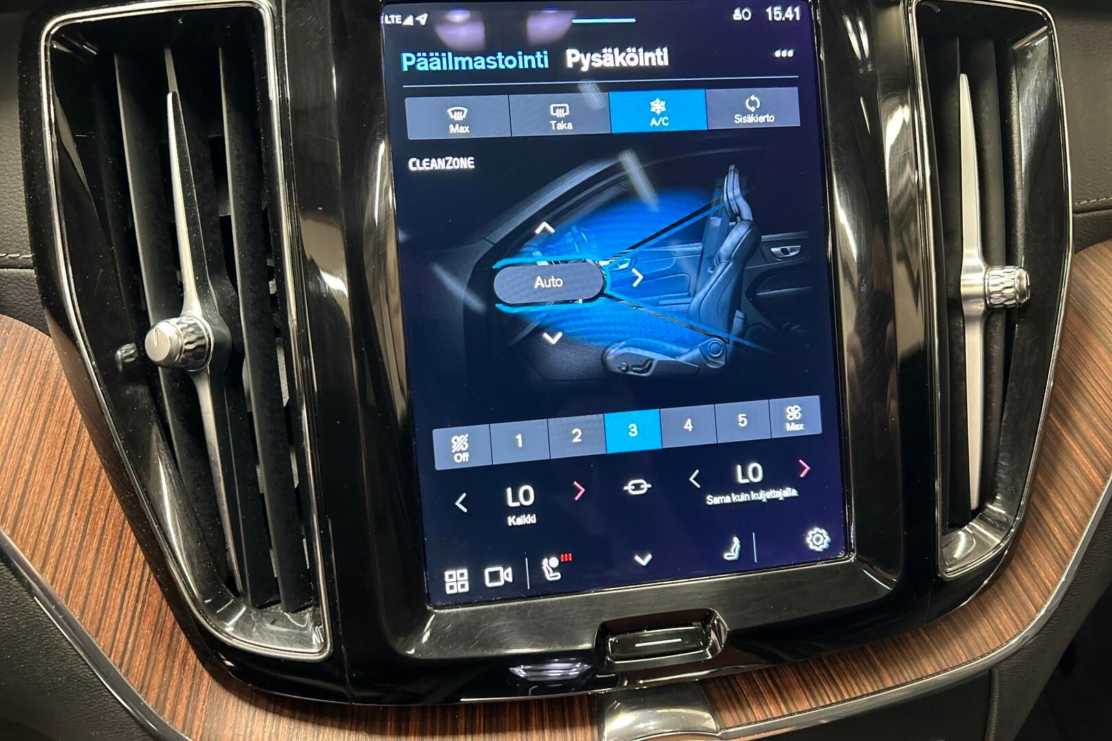 Volvo XC60 iso kuva 22