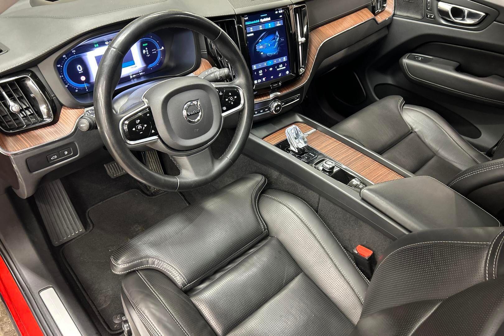 Volvo XC60 iso kuva 8