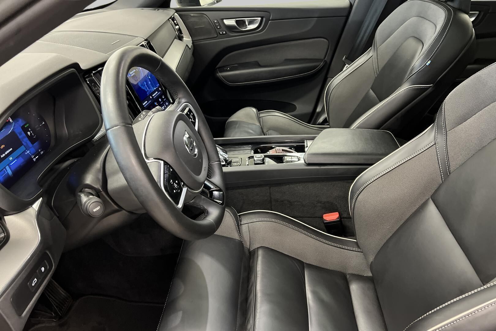 Volvo XC60 iso kuva 9