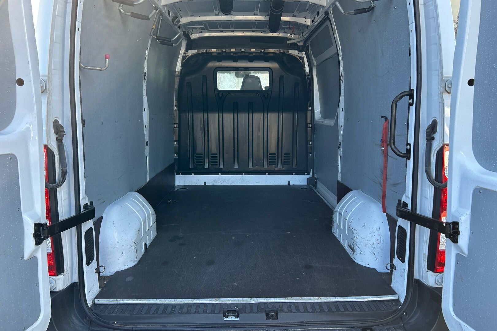 Nissan Interstar iso kuva 16