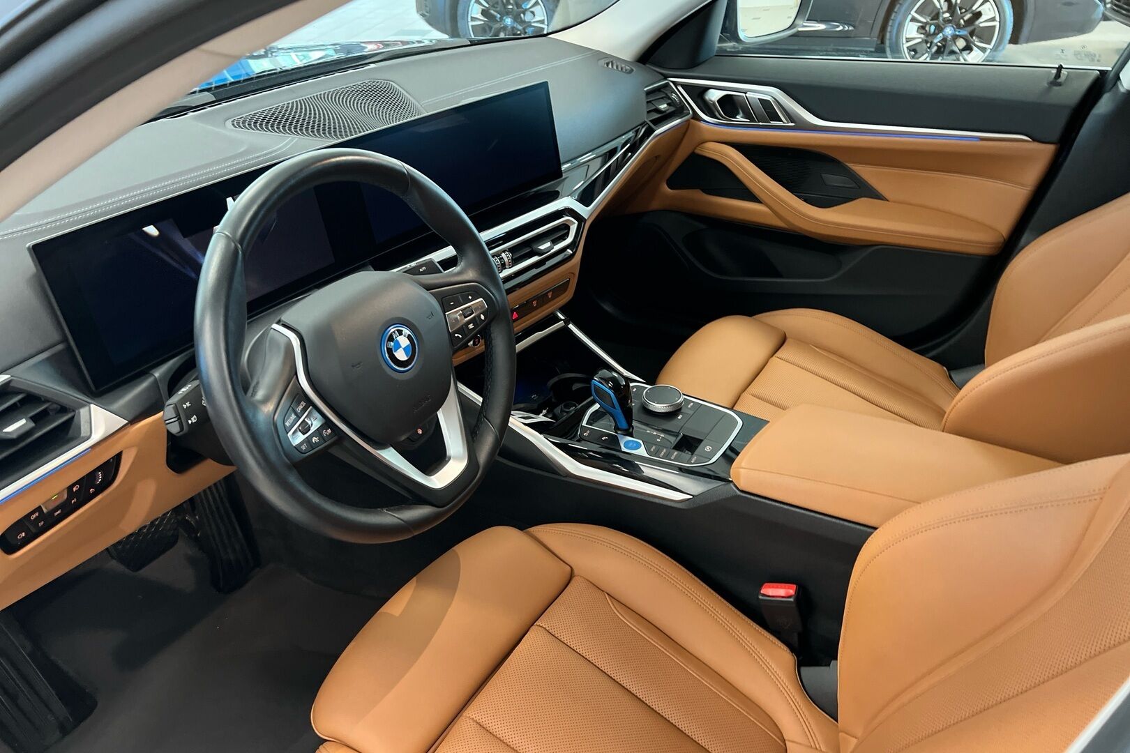 BMW i4 iso kuva 6