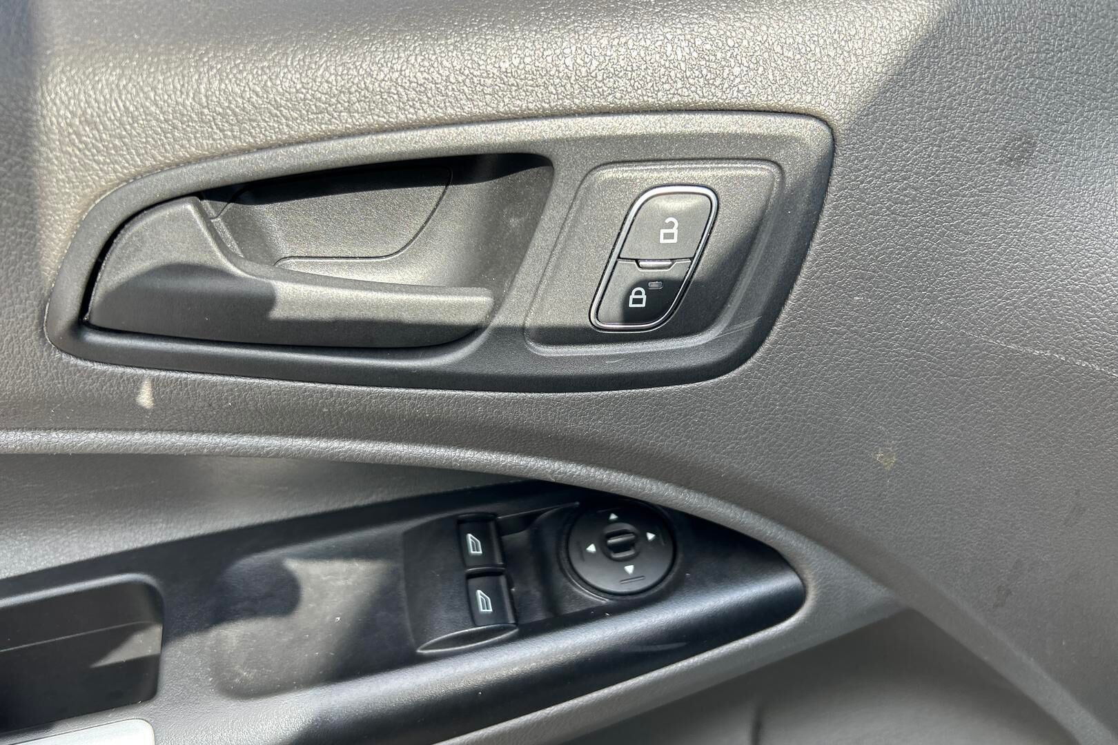 Ford Transit Connect iso kuva 13