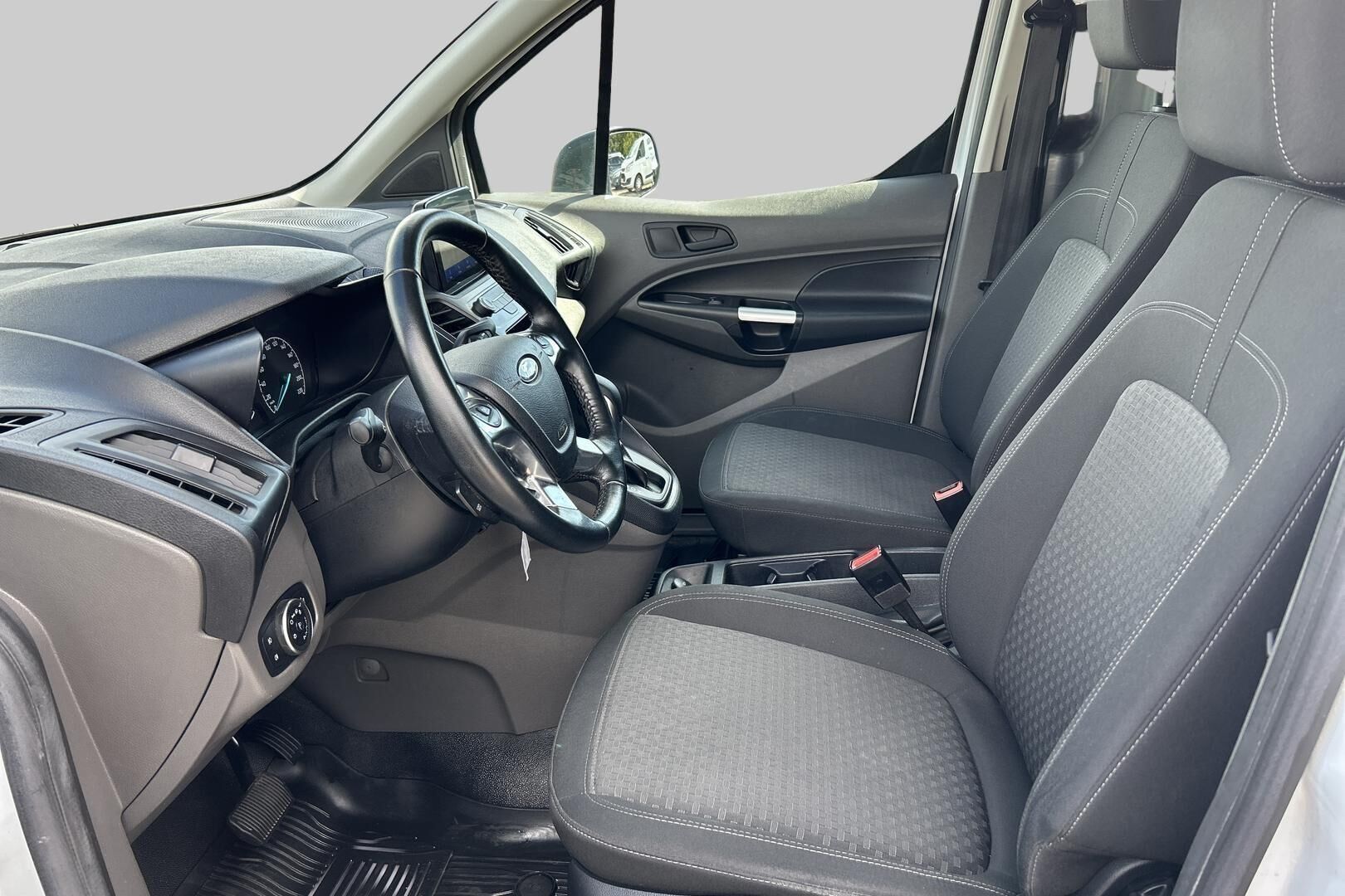 Ford Transit Connect iso kuva 8