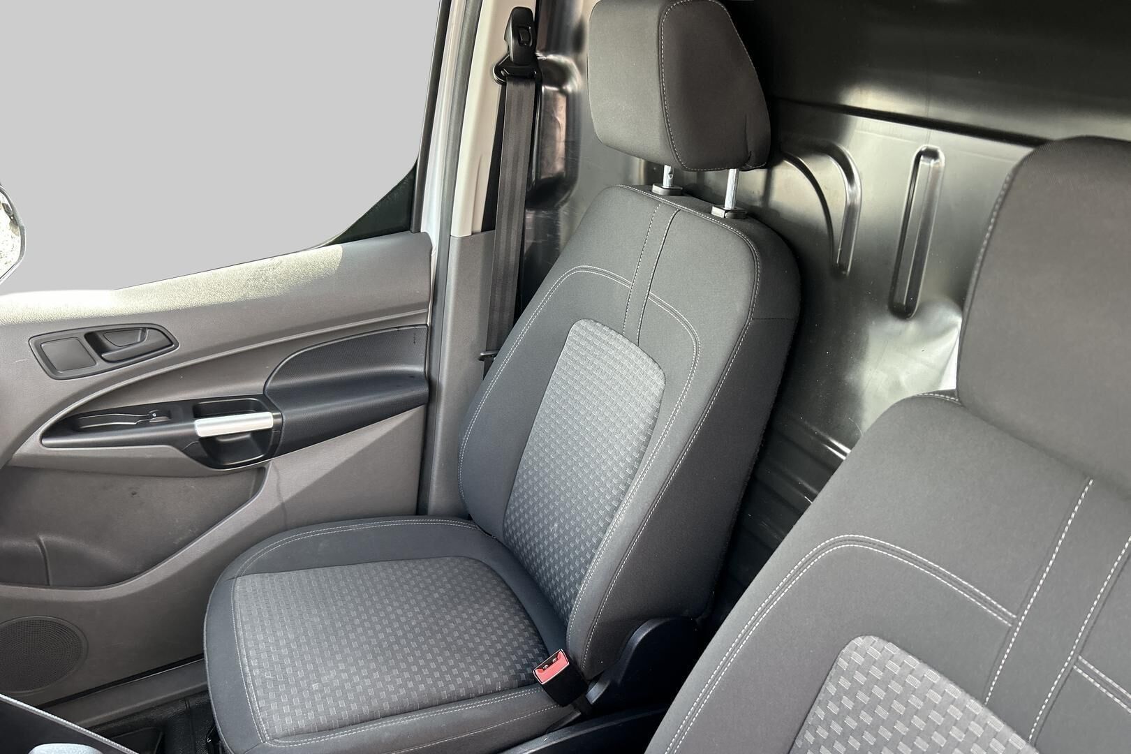 Ford Transit Connect iso kuva 9