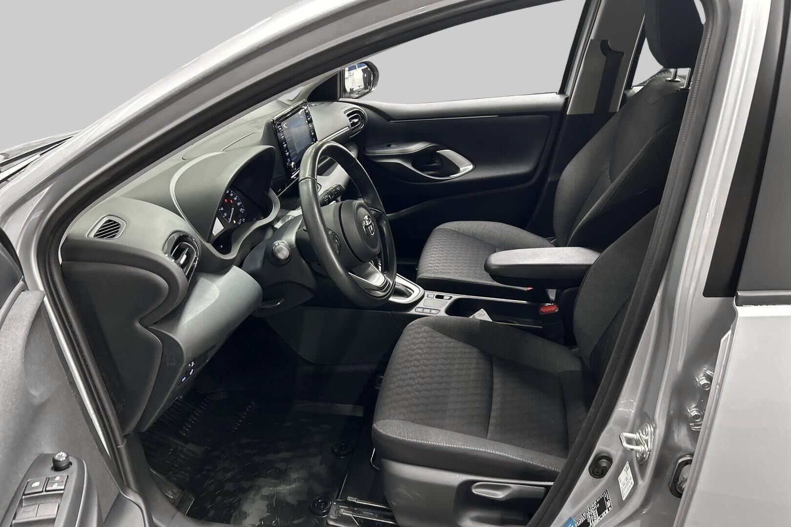 Toyota Yaris iso kuva 9