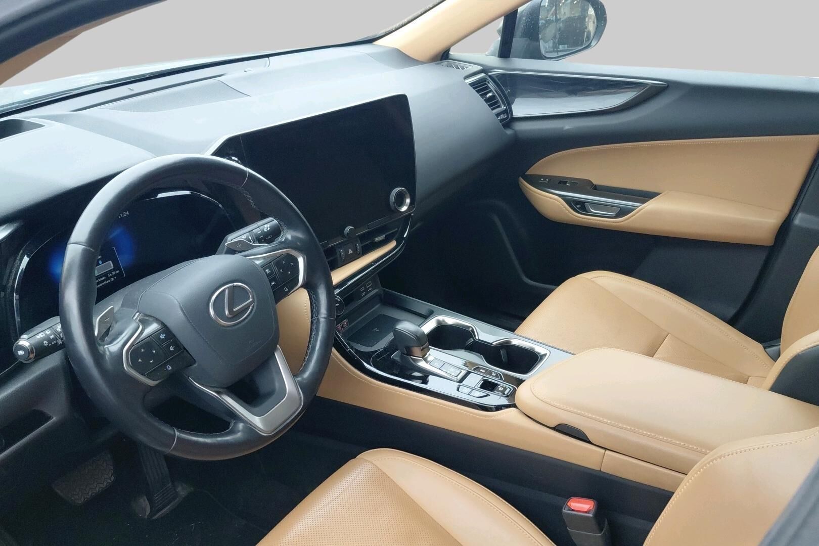 Lexus NX iso kuva 2