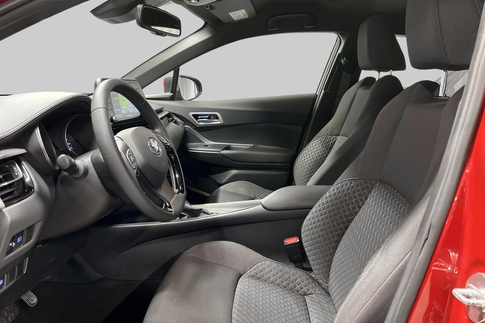 Toyota C-HR iso kuva 8