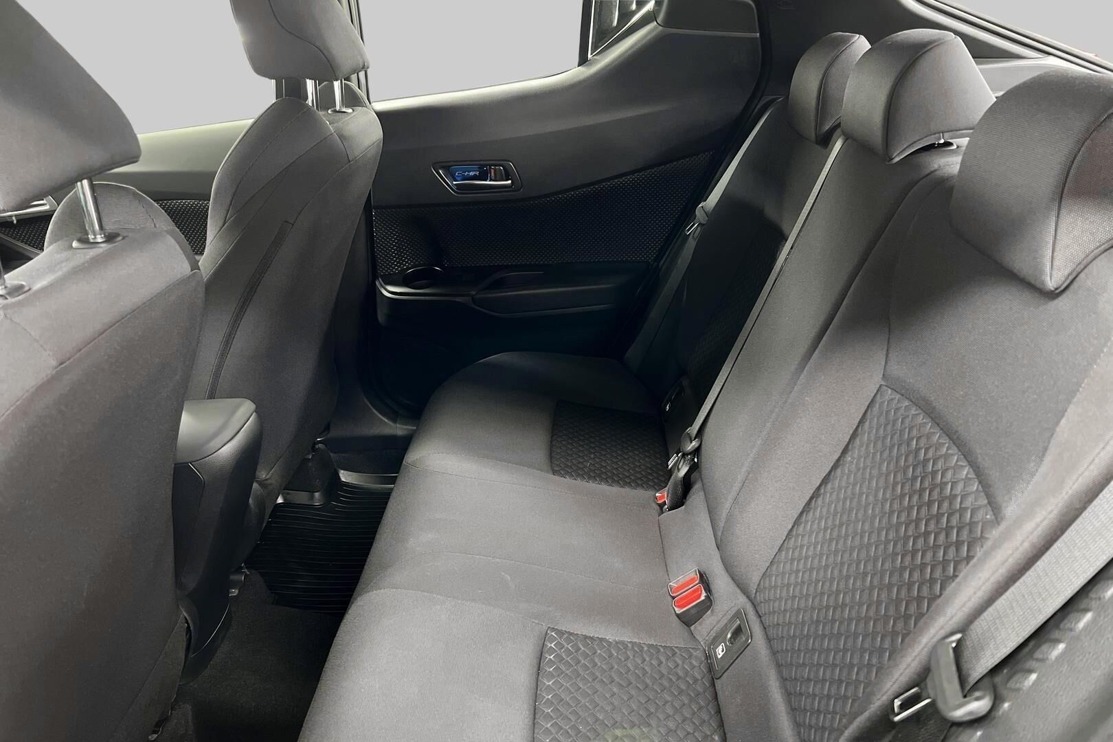 Toyota C-HR iso kuva 9