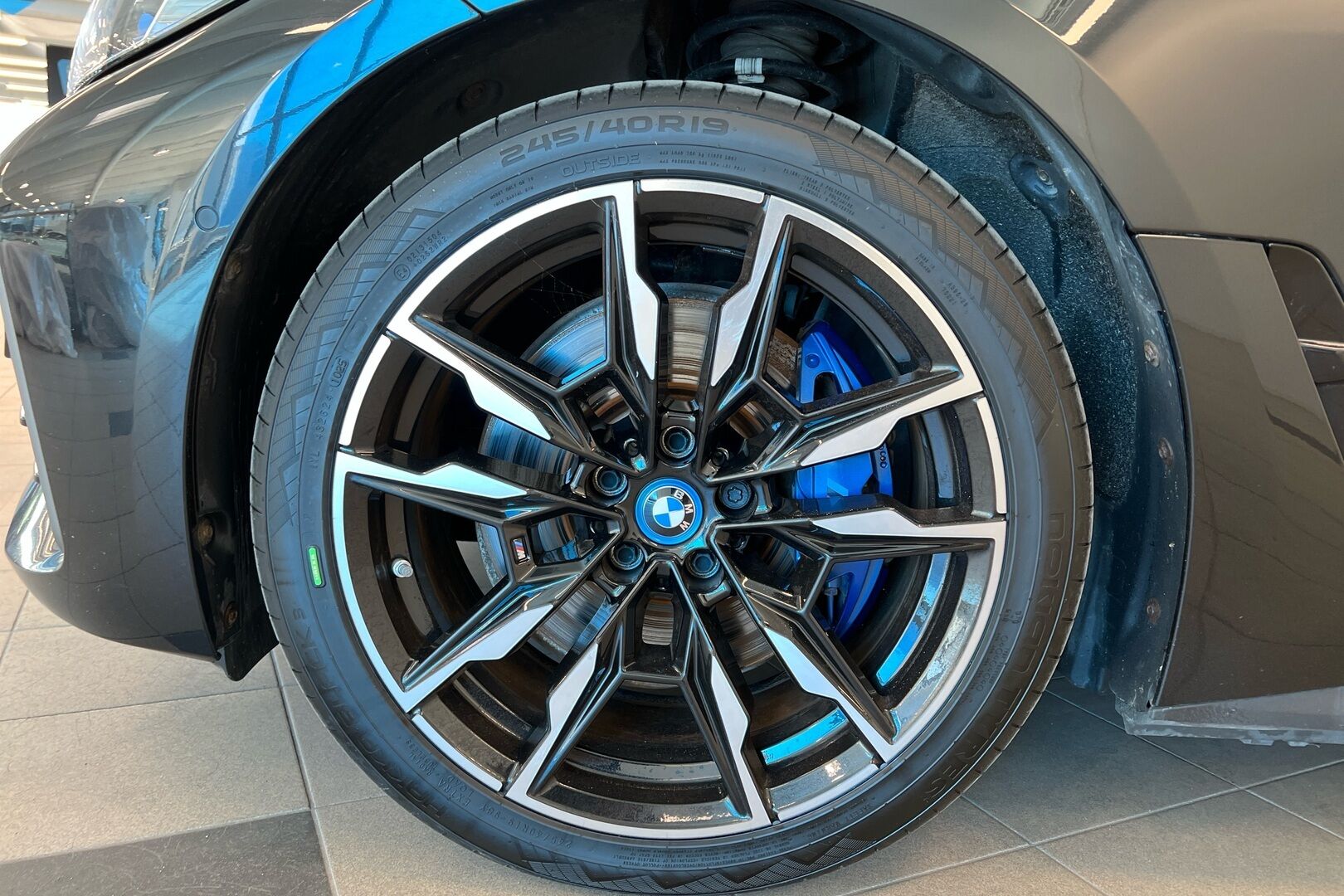 BMW i4 iso kuva 16