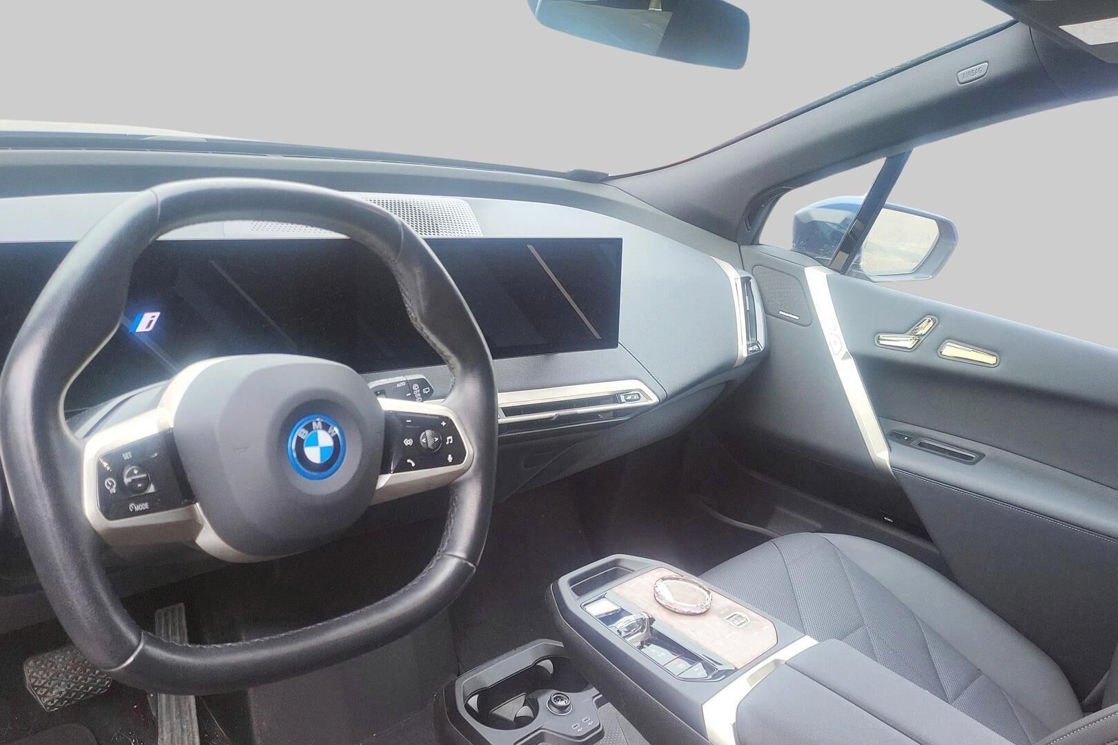 BMW iX iso kuva 1
