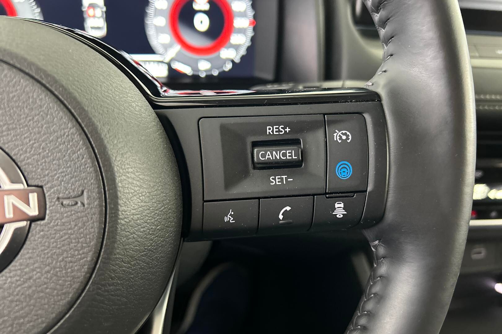 Nissan X-Trail iso kuva 13