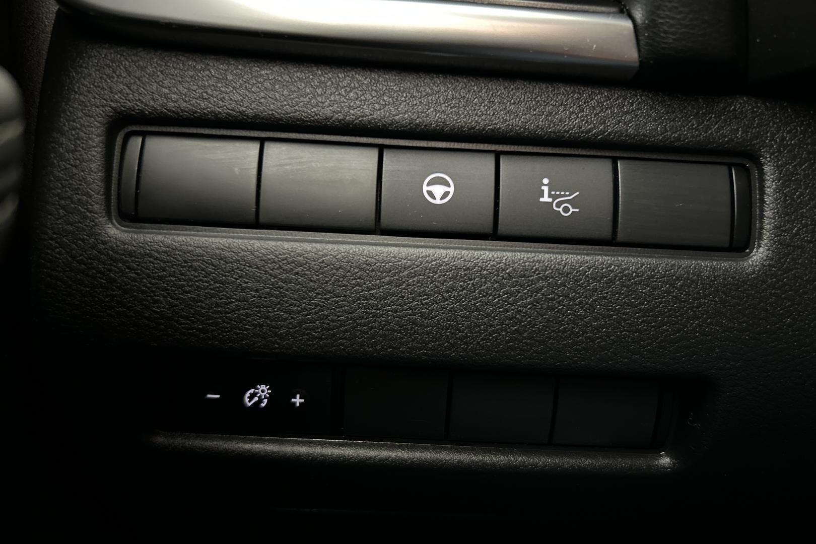 Nissan X-Trail iso kuva 16