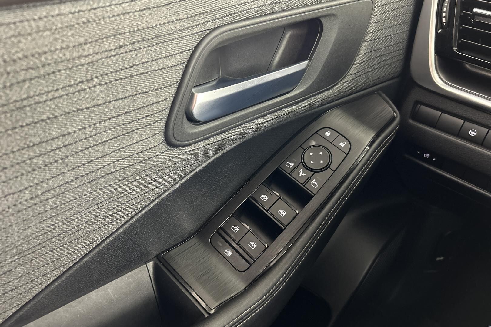 Nissan X-Trail iso kuva 17