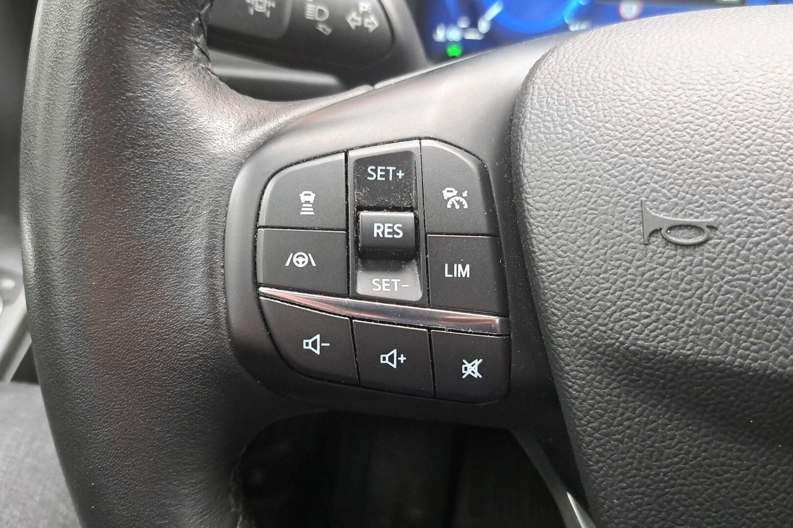 FORD KUGA iso kuva 6