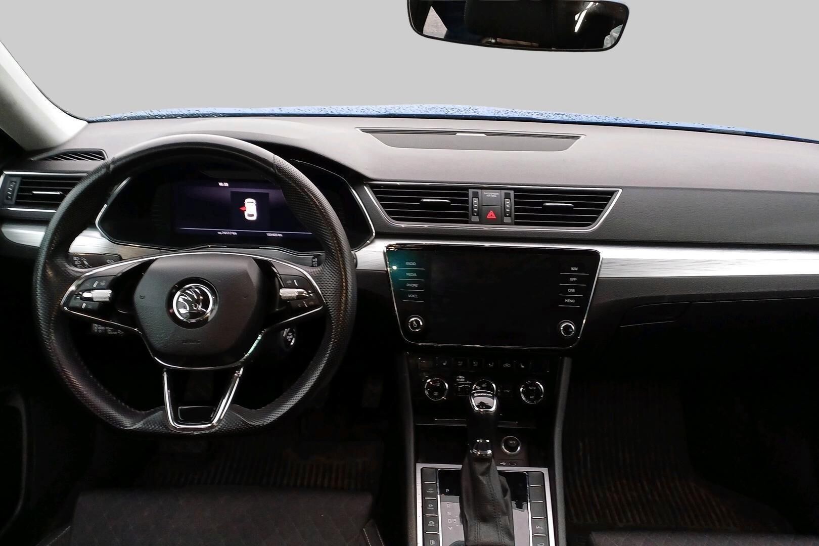 Skoda Superb iso kuva 2