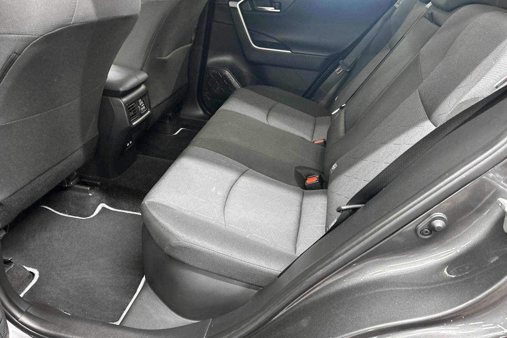 Toyota RAV4 iso kuva 17