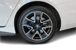 BMW i4 esikatselu 12