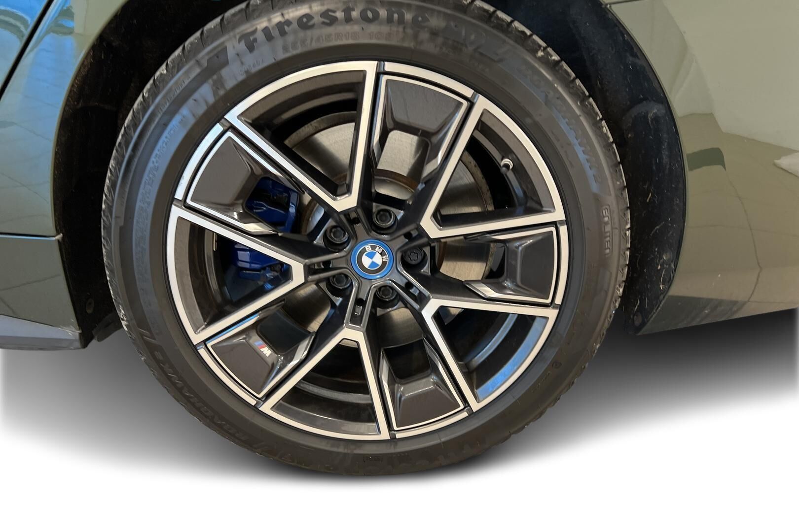 BMW i4 iso kuva 12