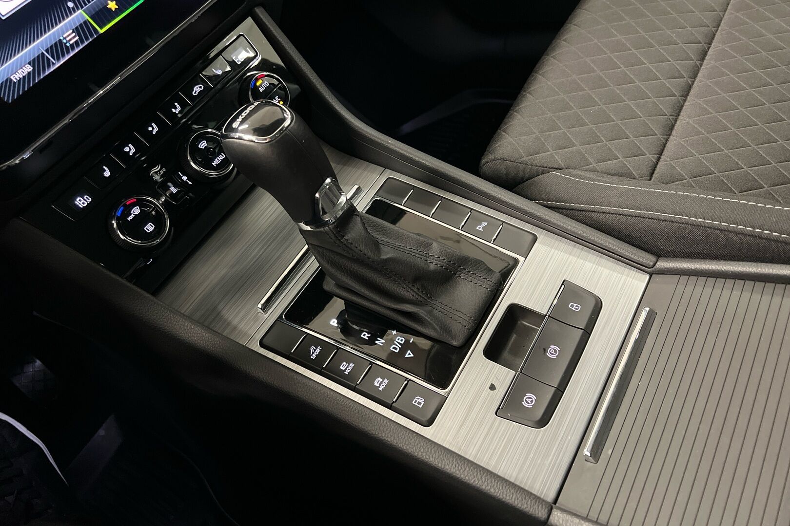 Skoda Superb iso kuva 13