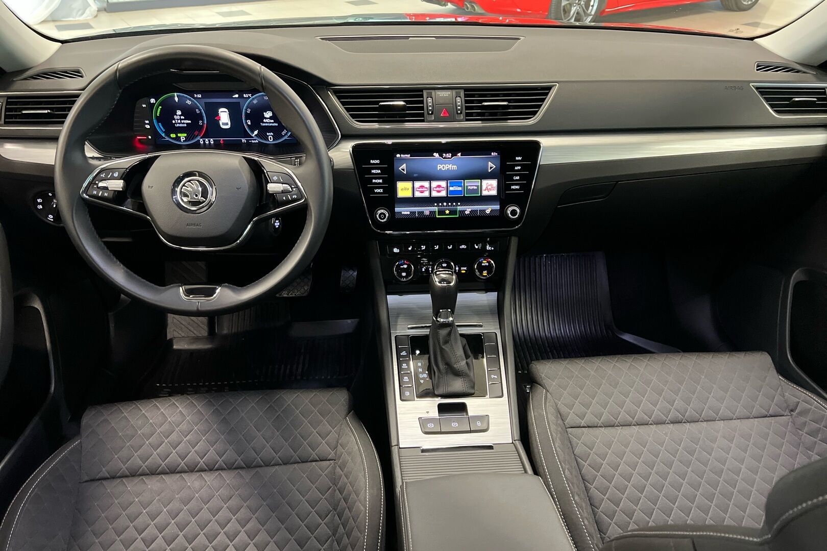 Skoda Superb iso kuva 18