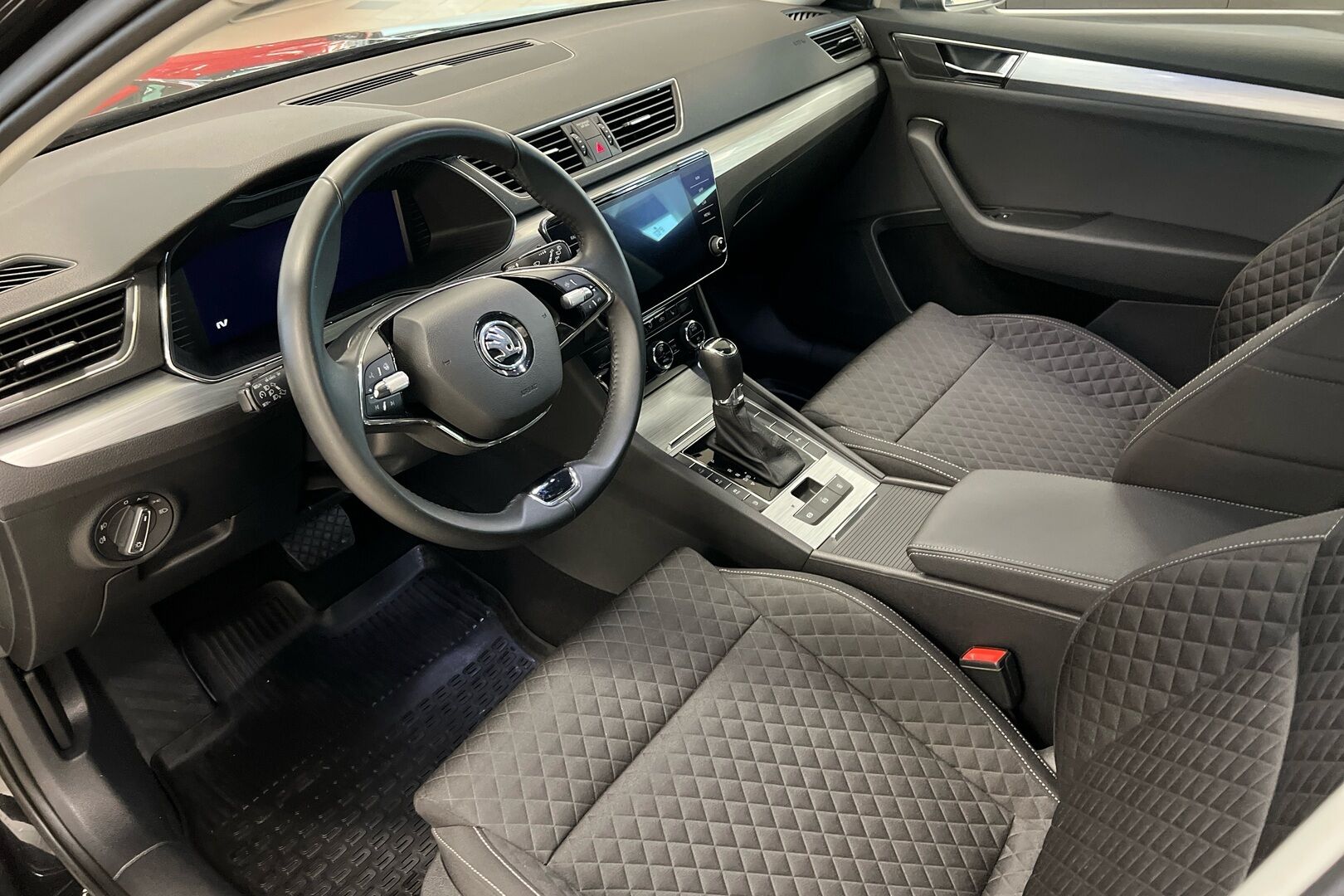 Skoda Superb iso kuva 6