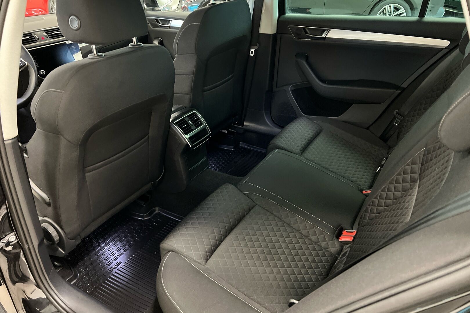 Skoda Superb iso kuva 8