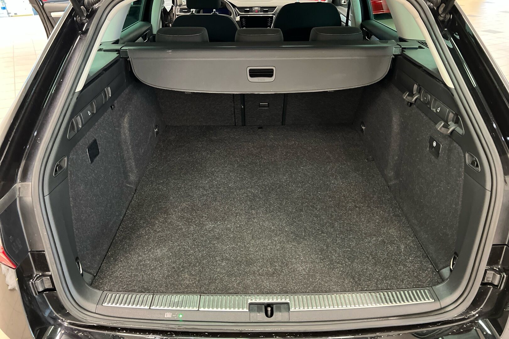Skoda Superb iso kuva 9