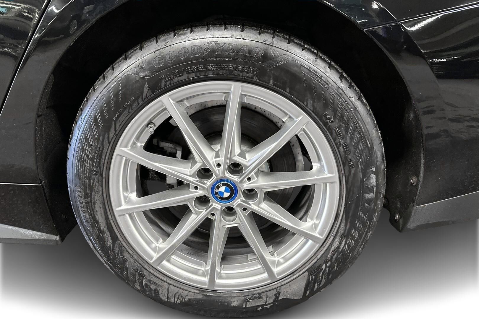 BMW i4 iso kuva 10