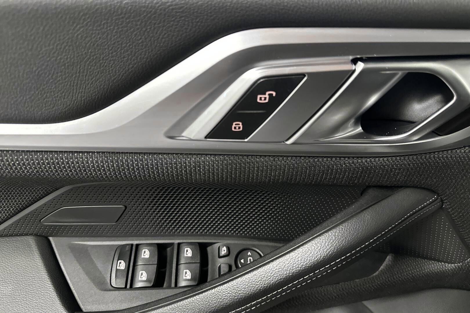 BMW i4 iso kuva 11