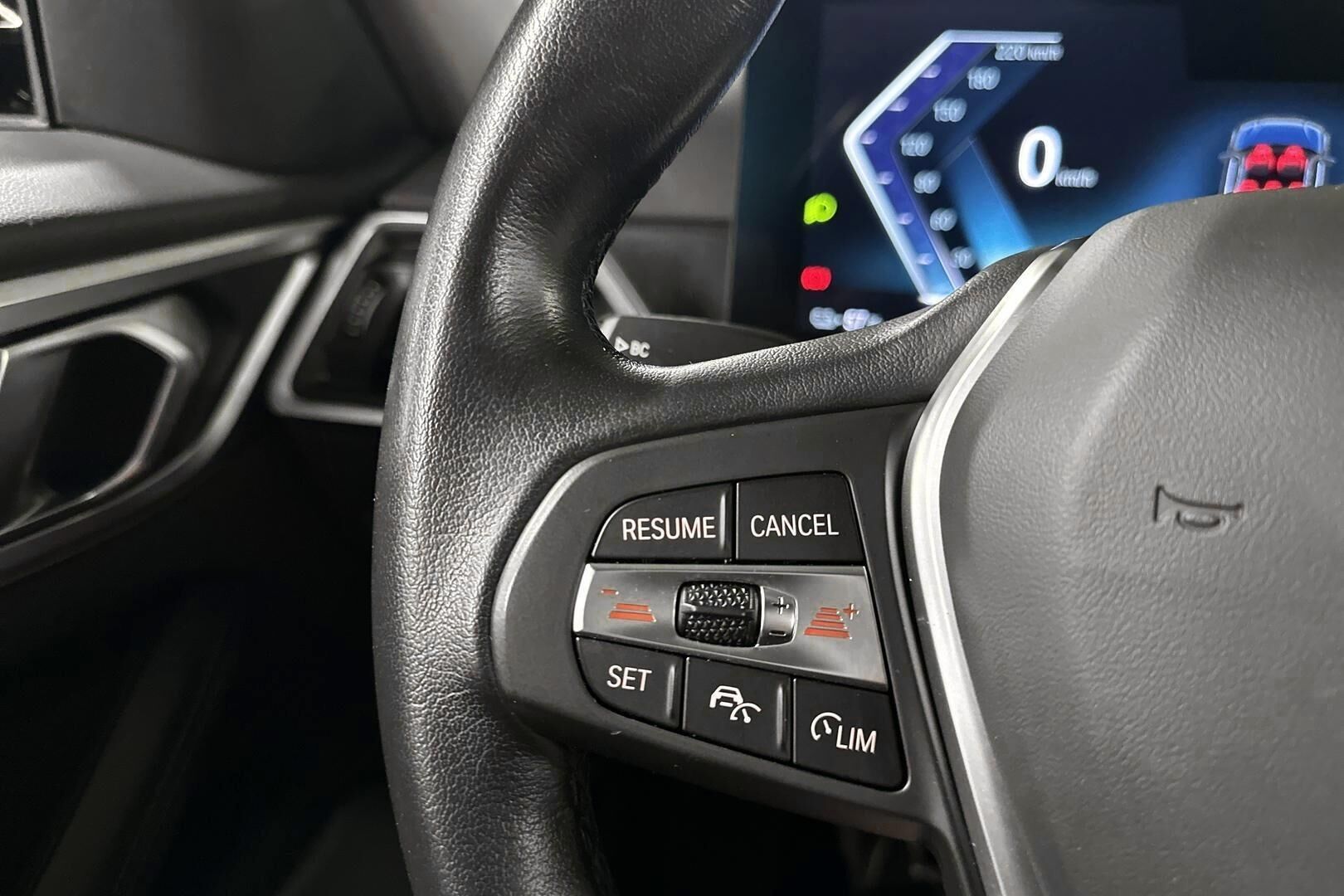 BMW i4 iso kuva 16