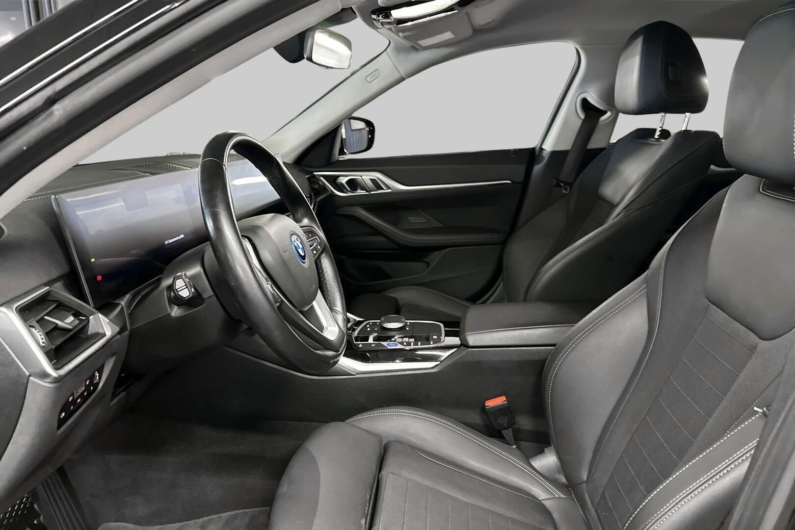 BMW i4 iso kuva 6