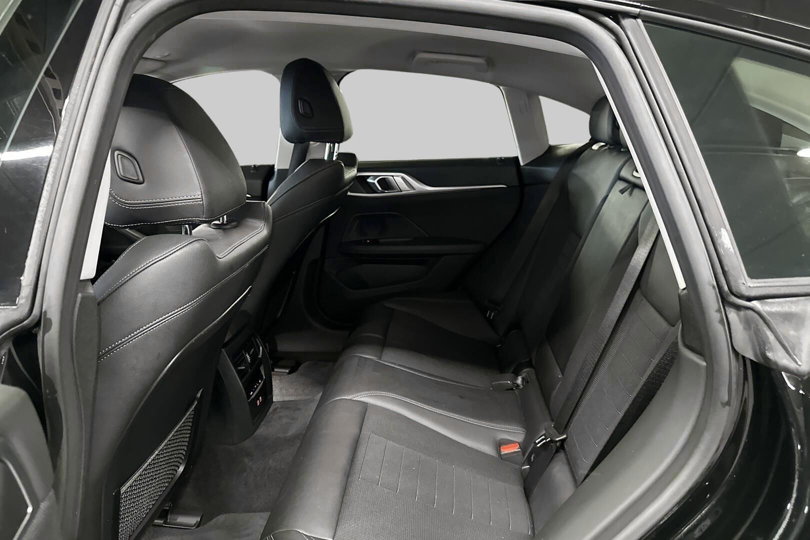 BMW i4 iso kuva 7