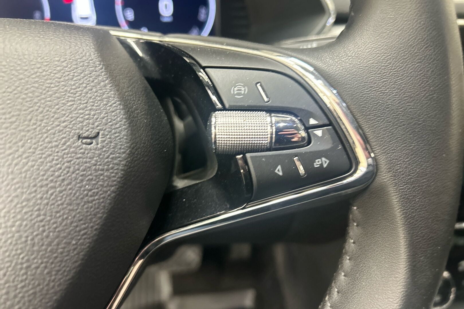 Skoda Superb iso kuva 14
