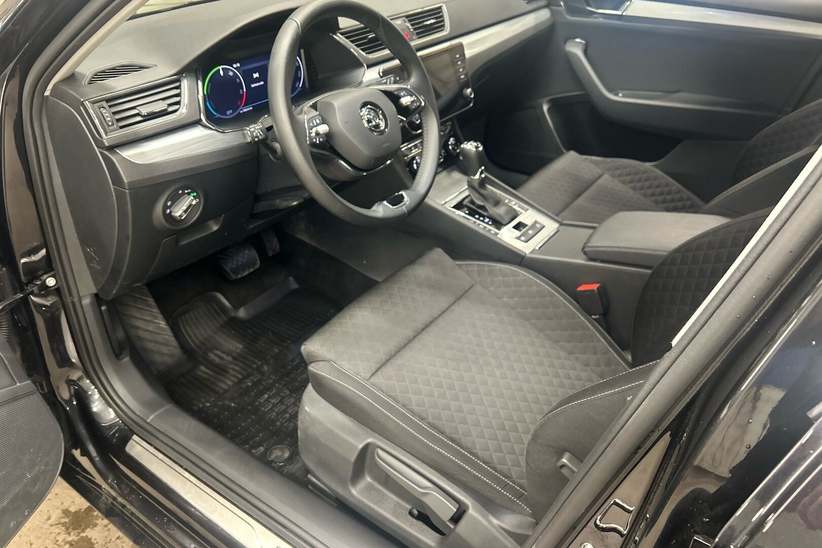Skoda Superb iso kuva 7