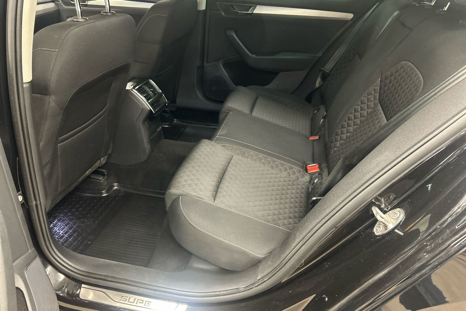 Skoda Superb iso kuva 8