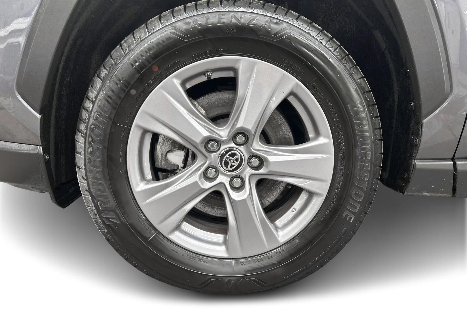 Toyota RAV4 iso kuva 13