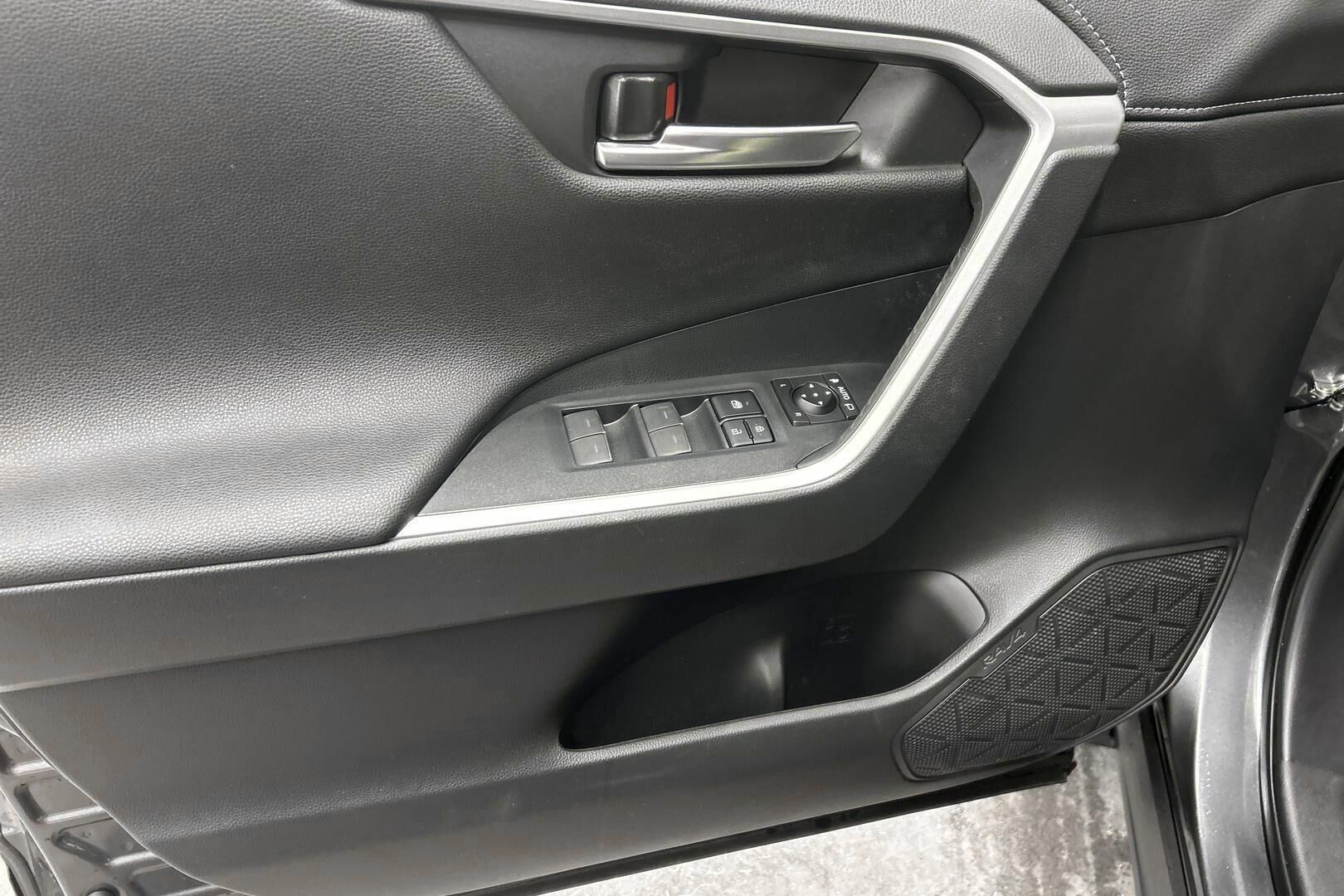 Toyota RAV4 iso kuva 14