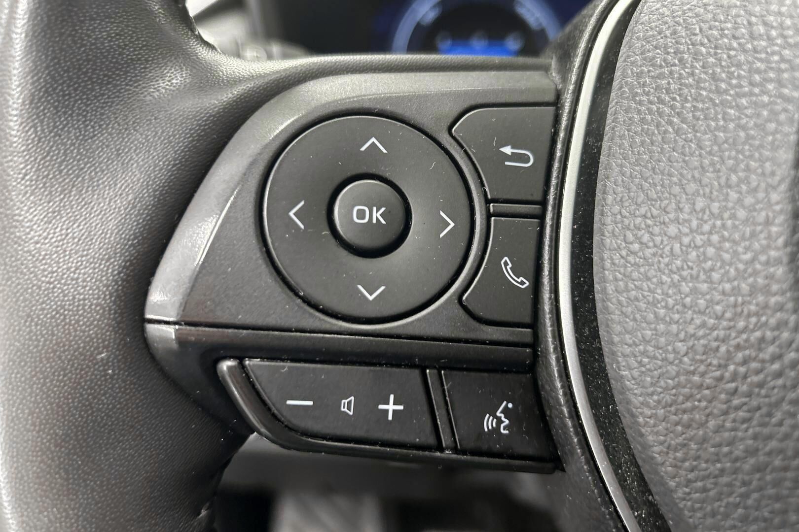 Toyota RAV4 iso kuva 15