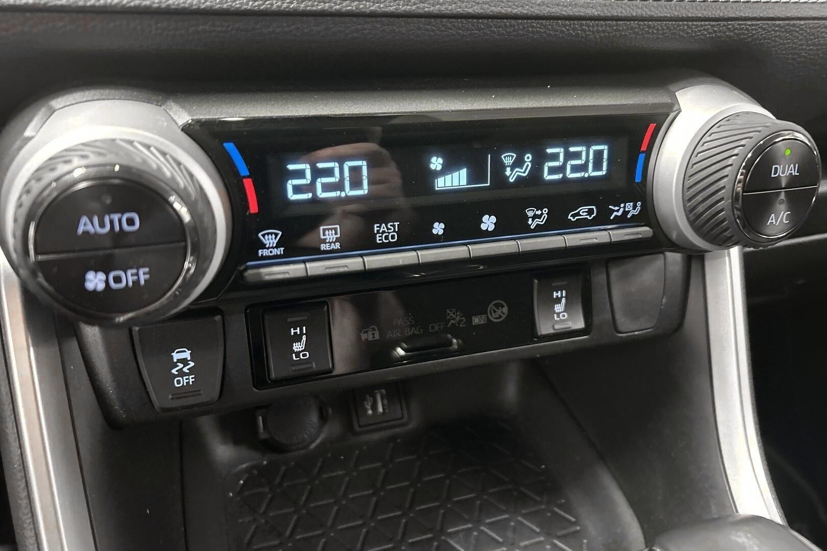 Toyota RAV4 iso kuva 21