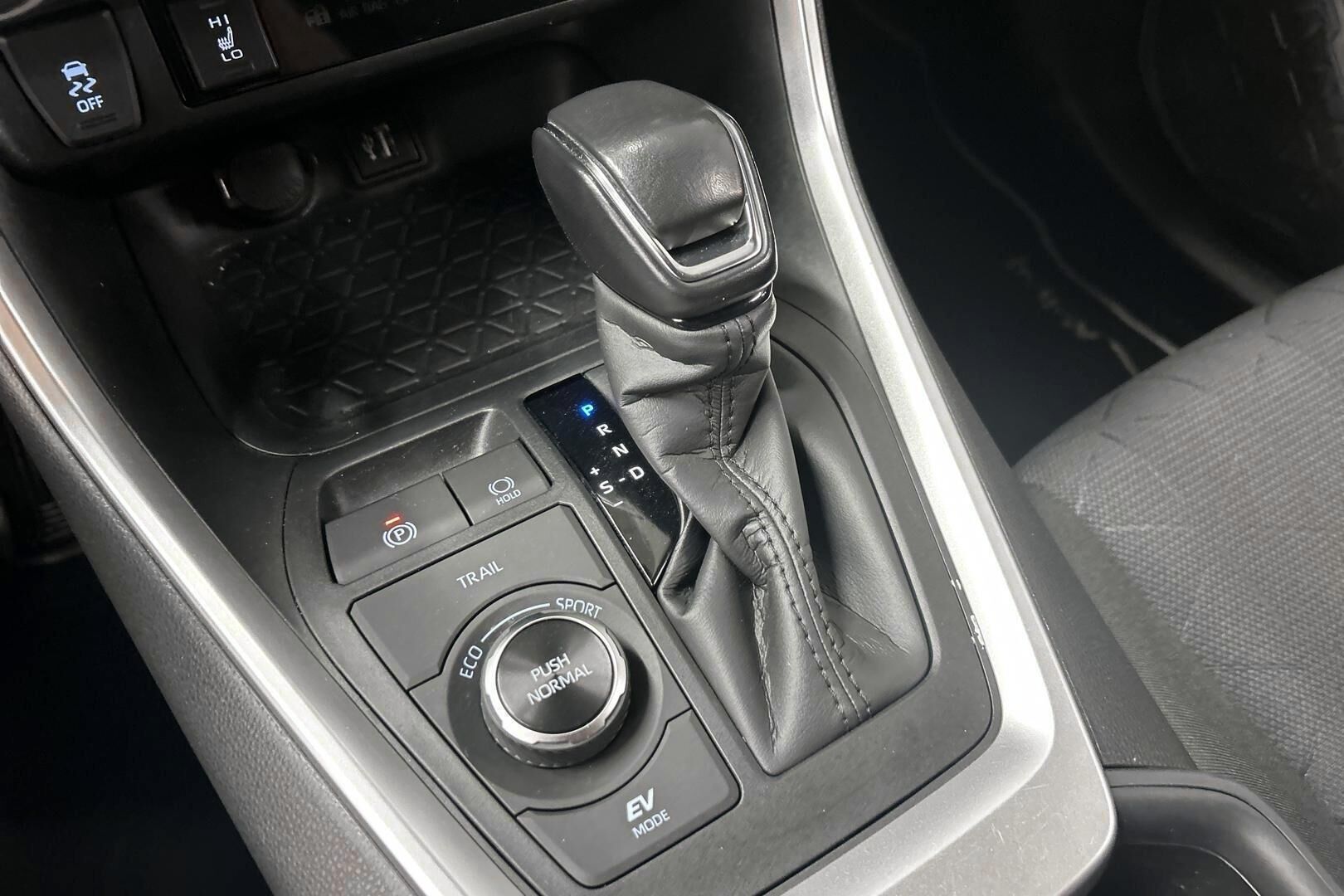 Toyota RAV4 iso kuva 22