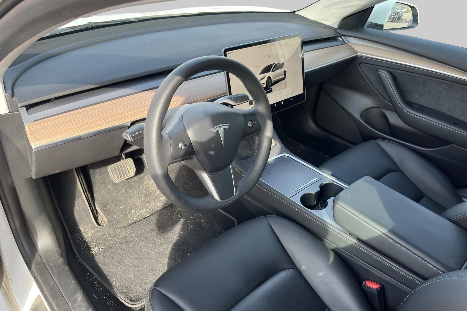 Tesla Model 3 iso kuva 2