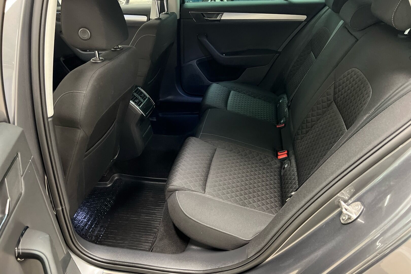 Skoda Superb iso kuva 11